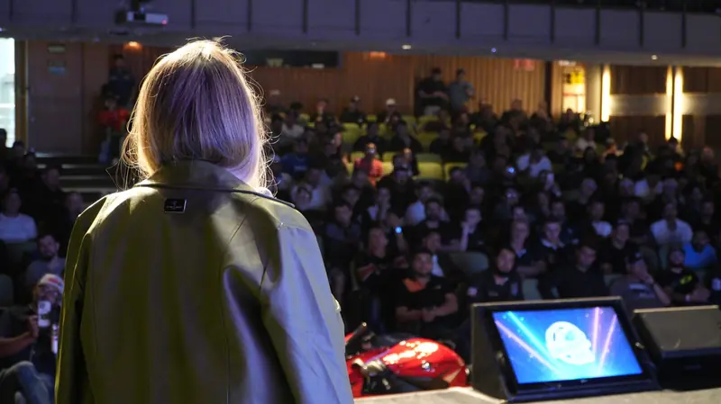 Auditório lotado durante palestra
